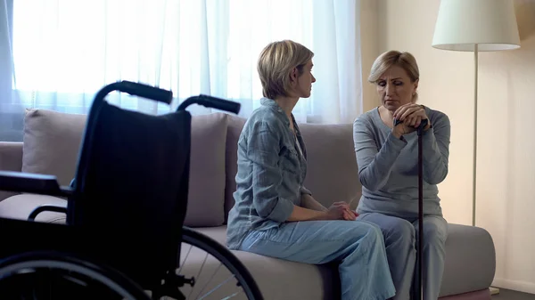 Kadın Psikolog Hemşirelik Evde Yalnız Kadın Engelli Kıdemli Destekleyen — Stok fotoğraf