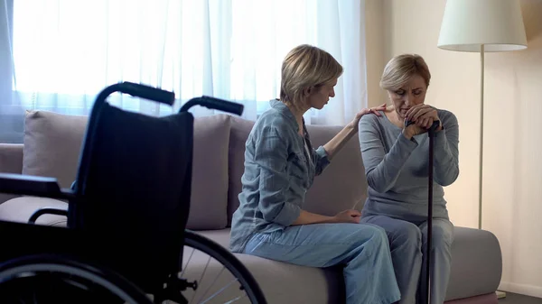 Solitaria Mujer Mayor Discapacitada Hablando Con Amigo Mediana Edad Apoyo — Foto de Stock