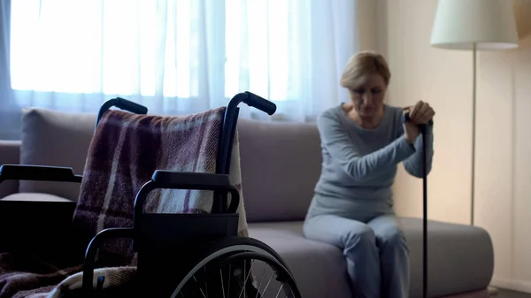 Mujer Mayor Discapacitada Infeliz Mirando Silla Ruedas Vacía Soledad —  Fotos de Stock