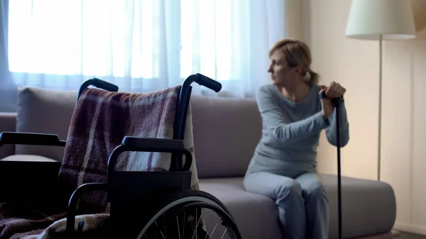 Dama Discapacitada Sentada Sofá Mirando Ventana Silla Ruedas Vacía Habitación — Foto de Stock