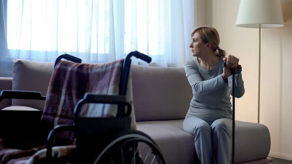 Traurige Rentnerin Wartet Auf Ehemann Krankenhaus Blick Ins Fenster Reha — Stockfoto