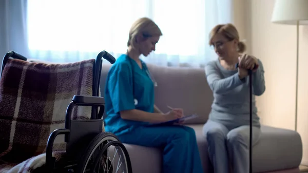 Медсестра Пожилая Женщина Сидят Диване Больнице Обсуждают Лечение Поддержку — стоковое фото