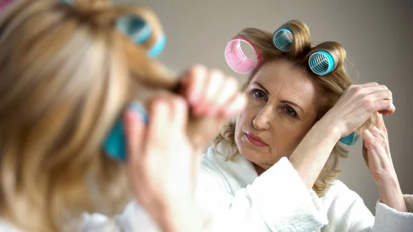 Retired Female Fixing Hair Curlers Preparing Romantic Date Appearance — Stock Photo, Image