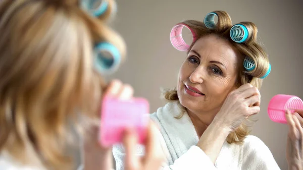 Femeie Atractivă Vârstă Punând Coafura Zâmbind Oglindă Trucuri Frumusețe — Fotografie, imagine de stoc