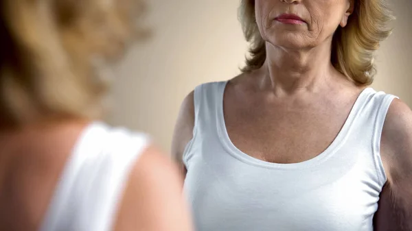 Unsatisfied Senior Woman Looking Mirror Her Wrinkled Body Aging Process — Stock Photo, Image