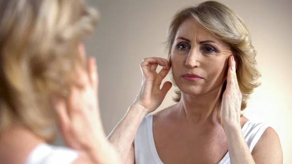 Senior Mulher Tocando Rosto Enrugado Pensando Injeções Botox Idade — Fotografia de Stock
