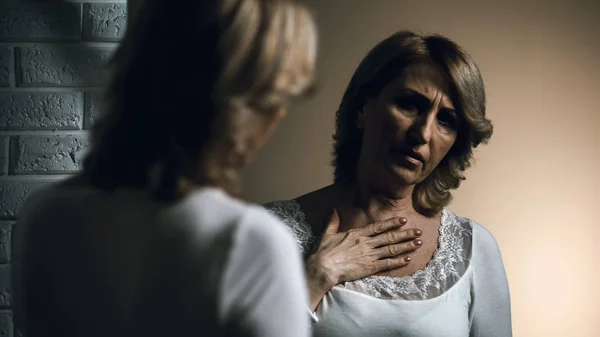 Κατάθλιψη Ανώτερων Γυναίκα Που Βλέπει Είδωλό Του Στον Καθρέφτη Καρκίνο — Φωτογραφία Αρχείου