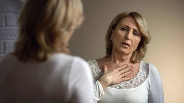 Zdenerwowana Kobieta Patrząc Lustro Trudno Oddychaniem Problemy Zdrowotne Ból Serca — Zdjęcie stockowe