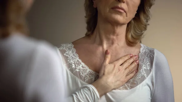 Mujer Madura Tocando Cuello Arrugado Delante Del Espejo Proceso Envejecimiento — Foto de Stock