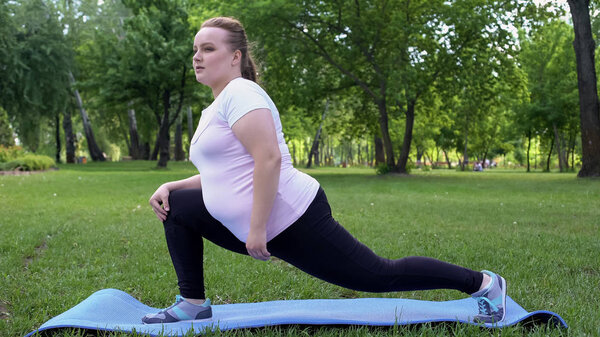 Ожирение Девушка Растягивается Парке Ежедневная Рутина Потери Веса Желание Стройным Стоковая Картинка