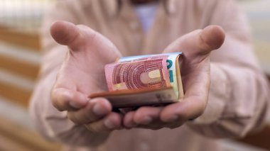 Euro banknot eski erkek ellerini, emeklilik tasarruf, emeklilik yoksulluk, iflas