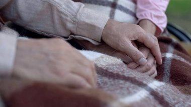 Büyükbaba Büyükanne el, yaşlı çift Huzurevi Park'ta dinlenme holding