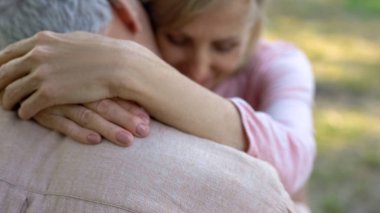 Yaşlı adam karısı, şefkatle öpüşme mutlu evli yaşlı çift sarılma, flört