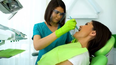 Hasta diş, düzenli check-up kontrol nitelikli kadın stomatologist