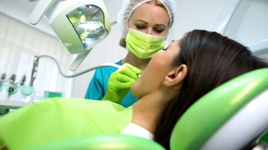 Kadın hasta diş, ağız boşluğu, modern klinik sağlık kür Bayan diş hekimi