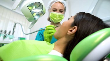 Delme genç kadın diş çürüğü kaldırma prosedürü, sağlık stomatologist