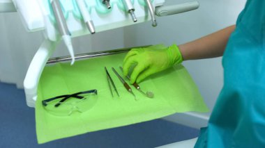 Stomatology ayna, modern ekipman yeni Kliniği alarak kadın diş hekimi