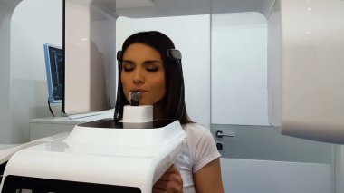 Kadın hasta panoramik röntgen sınav, modern radyografik ekipman