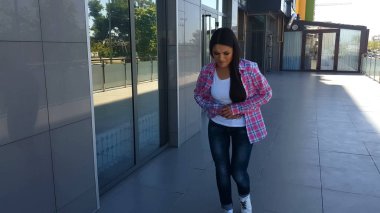 Genç kadın acı içinde mide açık havada, sindirim sorunu, gastrit