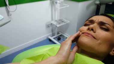 Güçlü diş ağrısı acı, doktor diş hekimi sandalye, ağrı için bekleyen kadın