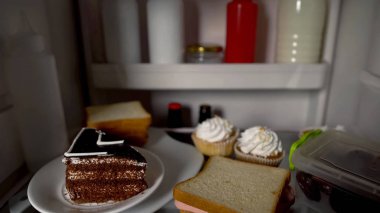 Pasta, kek ve sandviç buzdolabı, sağlıksız beslenme kavramı içinde