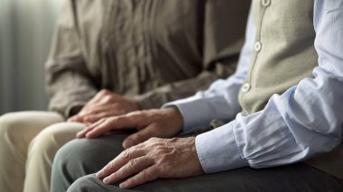 Yaşlanma karı koca birlikte kanepe, destek ve anlayış üzerinde oturan