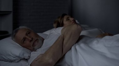 Üst düzey kızgın adam yatakta yatan geri döndü kadın, yanlış anlama, kavga