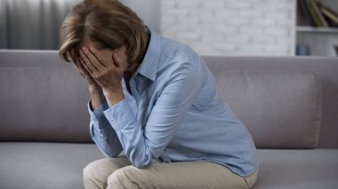 Yüz kapsayan ve ağlama, baş ağrısı acı koltukta tek başına oturan yaşlanma Bayan
