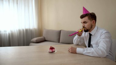Krizde parti şapka kutluyor Doğum günü yalnız, Depresyon depresif genç erkek