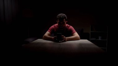 Güçlü depresyon acı, mobil, ayrılık mesajları kontrol tek adam