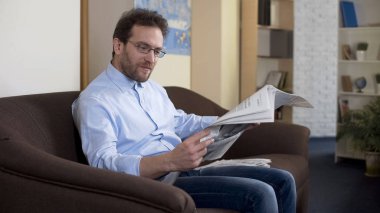 Yetişkin erkek okuma makale gazete, düşünce özgürlüğü ve bilgi