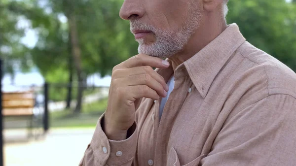 老年退休人员的思想决定 触摸灰色的胡子 老年智慧 — 图库照片
