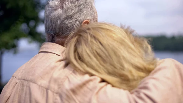 Marito Anziano Che Abbraccia Moglie Coppia Felice Seduta Sulla Panchina — Foto Stock