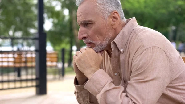 沮丧的老男性独自在公园的长凳上哭泣 退休问题 灵魂疼痛 — 图库照片