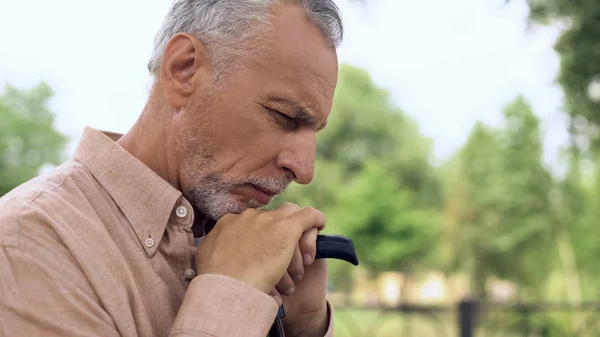 Tankeväckande Pensionerade Man Med Käpp Park Social Trygghet Pensionsålder — Stockfoto