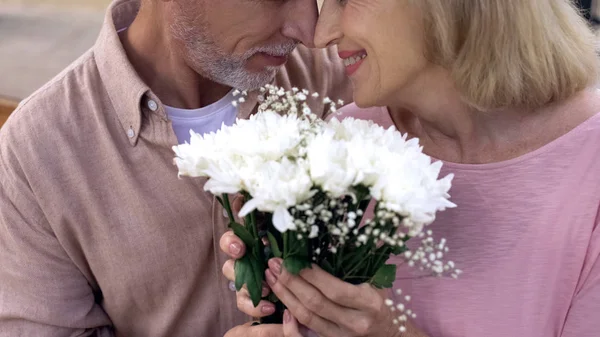 Feliz Casal Sênior Nuzzling Segurando Flores Grupo Juntos Data Aniversário — Fotografia de Stock