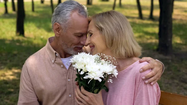 Время Романтического Свидания Парке Пожилой Супружеской Паре Дарят Букет Цветов — стоковое фото