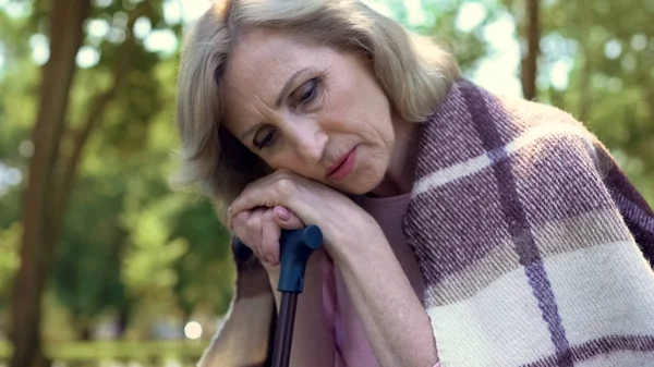 Depressief Leeftijd Vrouw Zittend Bank Tuin Met Wandelstok Eenzaamheid — Stockfoto