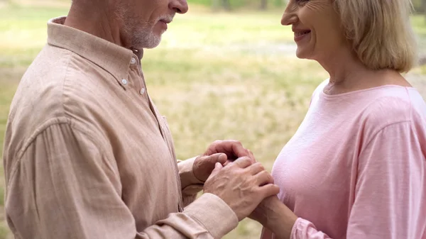 Schöner Rentner Der Weibliche Hände Bedeckt Romantisches Date Park Zärtlichkeit — Stockfoto