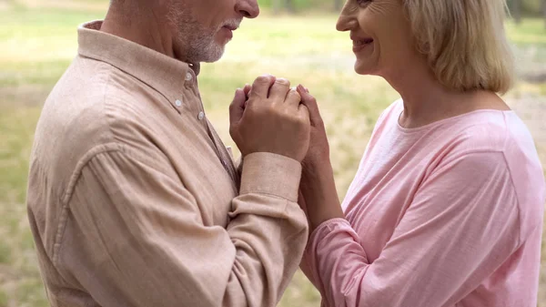 Liefhebbende Grootouders Zoek Elkaar Hand Hand Echtgenoot Zorg Ondersteuning — Stockfoto