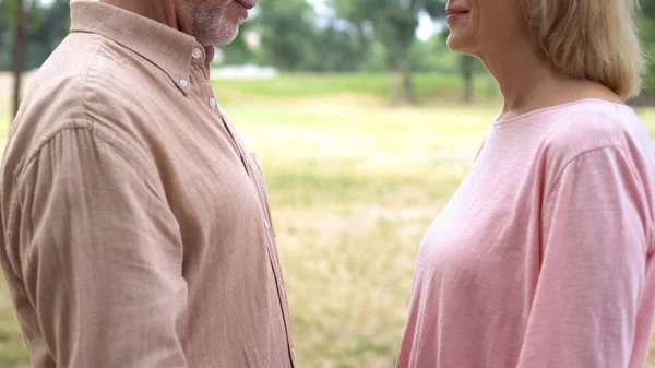 Uomo Donna Anziani Che Guardano Incontro Romantico Campagna Appuntamento — Foto Stock