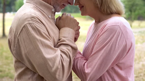 Віці Чоловік Тримає Жінку Руку Романтичне Побачення Парку Ніжність Бабусь — стокове фото