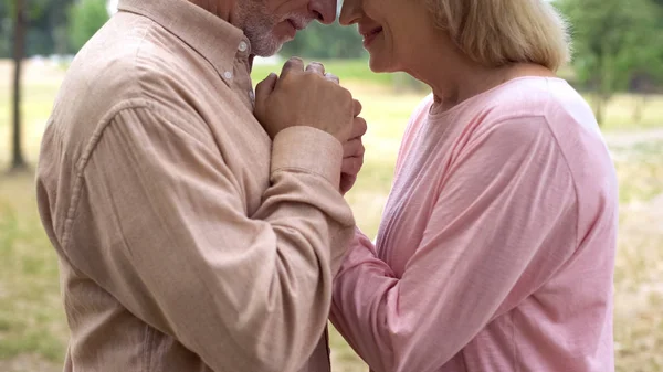 Hombre Anciano Sosteniendo Mano Mujer Cita Romántica Parque Ternura Los — Foto de Stock