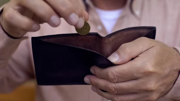 Άνθρωπος Χέρι Βάζοντας Εκατό Κέρμα Στο Πορτοφόλι Εξοικονόμηση Χρημάτων Τραπεζική — Φωτογραφία Αρχείου