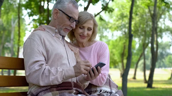 Старший Чоловік Дружина Використовують Смартфон Додаток Пенсійного Фонду Гаджет — стокове фото