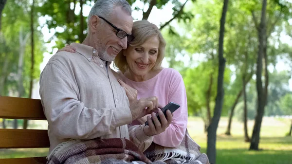 Glückliches Älteres Paar Telefoniert Online Mit Kindern Sitzt Draußen Smartphone — Stockfoto