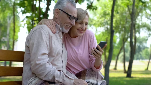 Feliz Pareja Ancianos Viendo Fotos Teléfonos Inteligentes Ocio Jubilación Parque —  Fotos de Stock