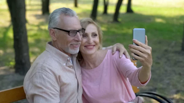 Pareja Jubilada Tomando Foto Selfie Por Teléfono Inteligente Parque Recuerdos —  Fotos de Stock