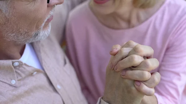 Romantikus Nyugdíjas Pár Keresztezési Ujjak Kézen Fogva Boldog Nagyszülők — Stock Fotó