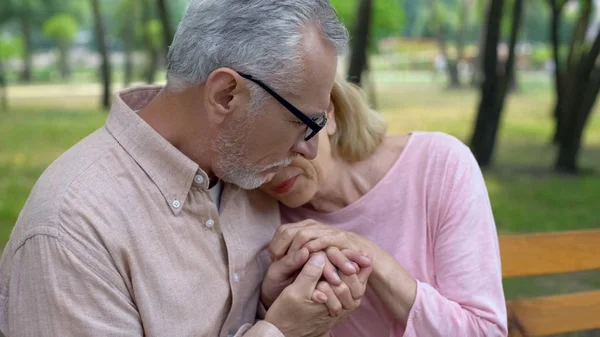 Homem Aposentado Segurando Mãos Esposa Triste Problema Saúde Apoio Cônjuge — Fotografia de Stock